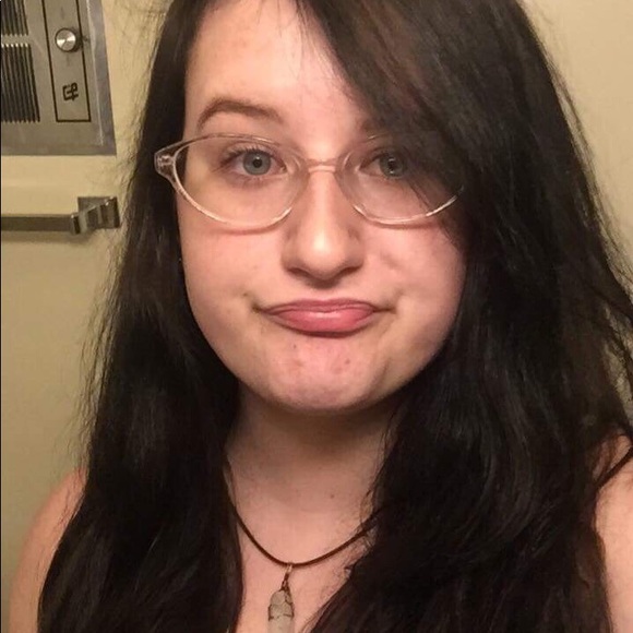 Meet your Posher, Kayla - Picture 3 of 8